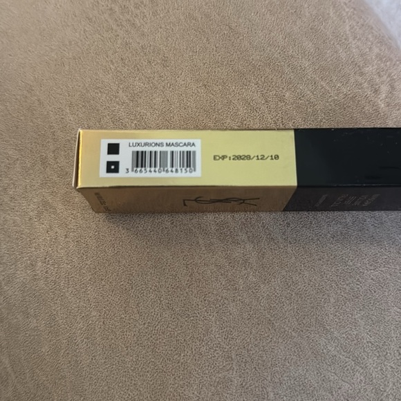 Yves Saint Laurent Mascara Volume Effet Faux Cils NIB Waterproof Full Size - Picture 2 of 3